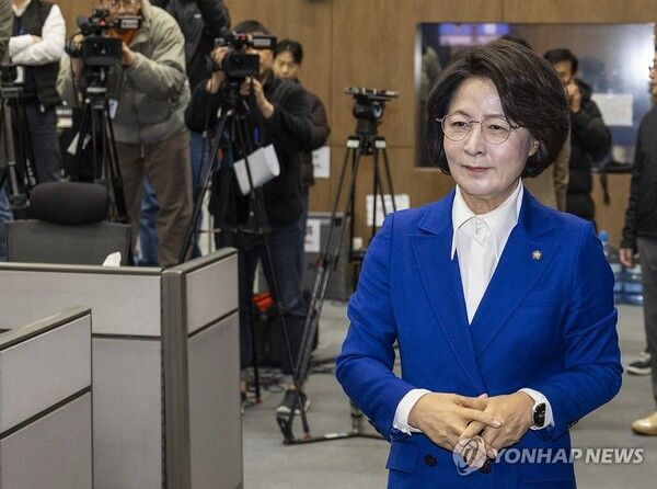 더불어민주당 추미애 의원이 12일 국회 소통관에서 2026년 지방선거 경기도 지사 후보 출마 회견을 하기 위해 입장하고 있다. 2026.3.12 [사진=연합뉴스]