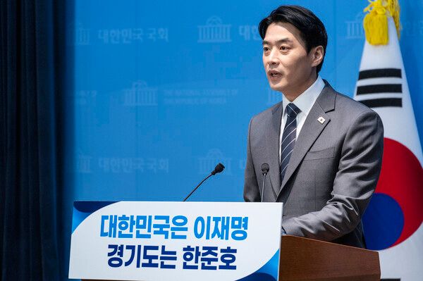 한준호 더불어민주당 의원은 12일 라디오에 출연해 이재명 대통령의 공소취소와 검찰의 보완수사권 유지를 두고 거래설을 제기한 친여 스피커 김어준 씨 방송의 자정 능력을 강조하며 당의 대응이 분명치 못한 것을 질책했다. [사진=연합뉴스]