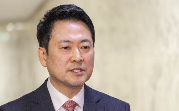 국민의힘&nbsp;장동혁 대표가 11일 국회에서 열린 지역발전 영입 인재 환영식을 마친 뒤 취재진과 만나&nbsp;국민의힘&nbsp;의원단 명의로 발표된&nbsp;결의문에 대한 자신의 입장을 밝히고 있다. [사진=연합뉴스]