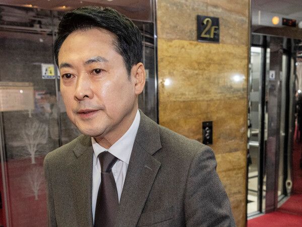 국민의힘&nbsp;장동혁&nbsp;대표가 13일 국회에서 취재진 질문에 답변 후 국회 본청을 떠나고 있다.&nbsp;장 대표는 취재진과 인터뷰에서 오세훈 서울시장이 전날 추가 공천 접수에도 또다시 미신청한 데 대해 