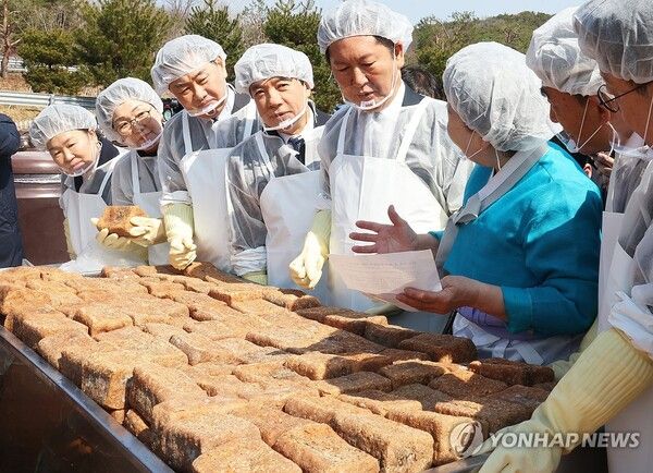 더불어민주당 정청래 대표가 13일 전북 순창군 발효미생물산업진흥원 장본가에서 장담그기 체험을 하고 있다. 2026.3.13 [사진=연합뉴스]