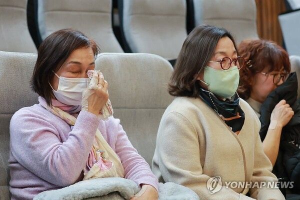 12일 국회에서 열린 3월 임시국회 본회의에서 가습기살균제 피해구제를 위한 특별법 전부개정법률안(대안)이 통과된 뒤 방청석에 앉은 피해자 유가족이 눈물을 흘리고 있다. 2026.3.12 [사진=연합뉴스]