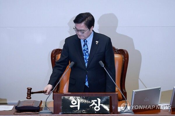 우원식 국회의장이 12일 국회에서 열린 3월 임시국회 본회의 개의를 선언하고 있다. 2026.3.12 [사진=연합뉴스]