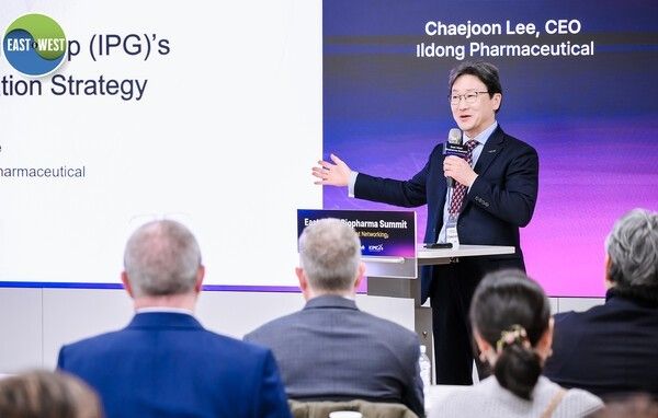 이재준 공동대표가 2026 EAST-WEST 바이오파마 서밋 서울 행사에서 강연을 하고 있다.사진=일동제약