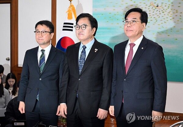 우원식 국회의장(가운데)이 12일 서울 여의도 국회 의장실에서 열린 의장 주재 여야 원내대표 회동에서 더불어민주당 한병도 원내대표(왼쪽), 국민의힘 송언석 원내대표와 함께 기념 촬영을 하고 있다. 2026.3.12 [공동취재]