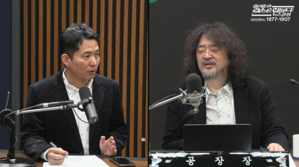 지난 10일&nbsp; 유튜브에 출연한 장인수 전 MBC기자(왼쪽)과 김어준 씨. [사진=유튜브 방송 캡처]