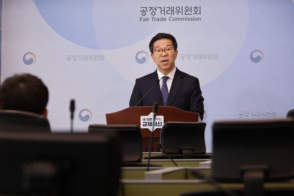문재호 공정거래위원회 카르텔조사국장이 지난 12일 정부세종청사 공정위 기자실에서 돼지고기 가공 ·판매 사업자들의 담합 사건에 대한 심의 결과를 설명하고 있다.사진=연합뉴스