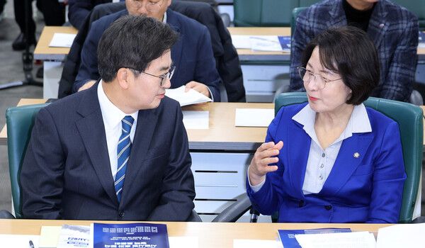 &nbsp;김동연&nbsp;경기도지사와 더불어민주당&nbsp;추미애&nbsp;의원이 10일 국회 의원회관에서 열린 경기도 주 4.5일제 시범사업 효과 분석 정책 토론회에 참석해 대화하고 있다. [사진=연합뉴스]