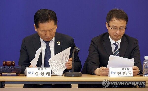 더불어민주당 정청래 대표와 한병도 원내대표가 13일 전북 순창군 발효미생물산업진흥원에서 열린 현장 최고위원회의에서 회의 자료를 보고 있다. 2026.3.13 [사진=연합뉴스]