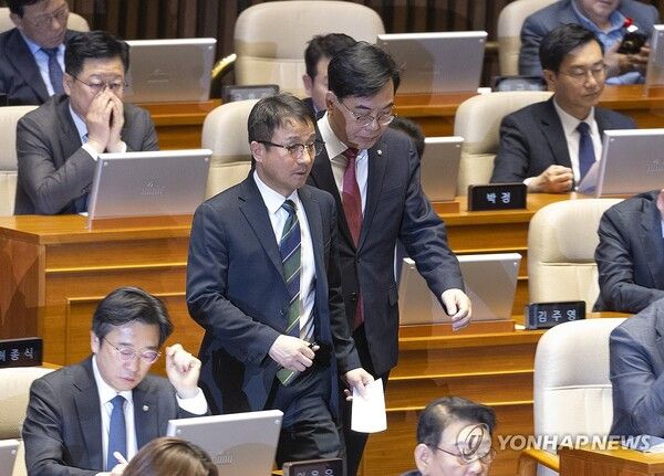더불어민주당 한병도 원내대표(앞), 국민의힘 송언석 원내대표가 12일 국회에서 열린 3월 임시국회 1차 본회의 도중 안건 처리 순서를 두고 협의를 마친 뒤 의장석으로 향하고 있다. 2026.3.12 [사진=연합뉴스]