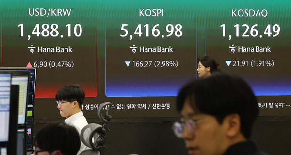 외국인 매도와 환율 상승 부담 속에 코스피가 하락 마감했다. 사진=연합뉴스