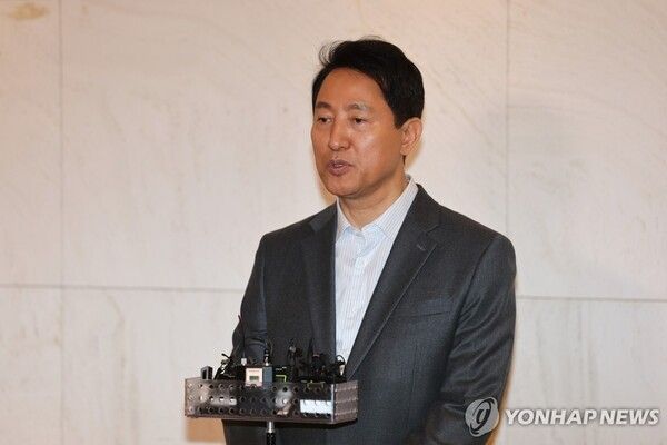 오세훈&nbsp;서울시장이 12일 서울 중구 더플라자호텔에서 열린 하이서울기업지원 설명회 및 특강을 마친 뒤 취재진 앞에서 발언하고 있다. [사진=연합뉴스]