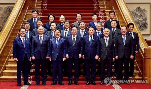 이재명&nbsp;대통령이 2016.1.9 광주·전남&nbsp;행정통합과 관련해 청와대 오찬 간담회에 참석한 강기정 광주시장과 김영록 전남지사, 지역 국회의원들과 함께 기념촬영을 하고 있다. [사진=연합뉴스]