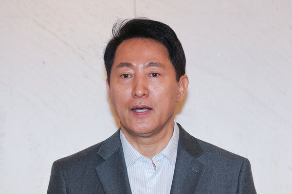 오세훈&nbsp;서울시장이 12일 서울 중구 더플라자호텔에서 열린 하이서울기업지원 설명회 및 특강을 마친 뒤 6·3 지방선거 국민의힘 후보 공천등록 관련 입장을 밝히고 있다. [사진=연합뉴스]