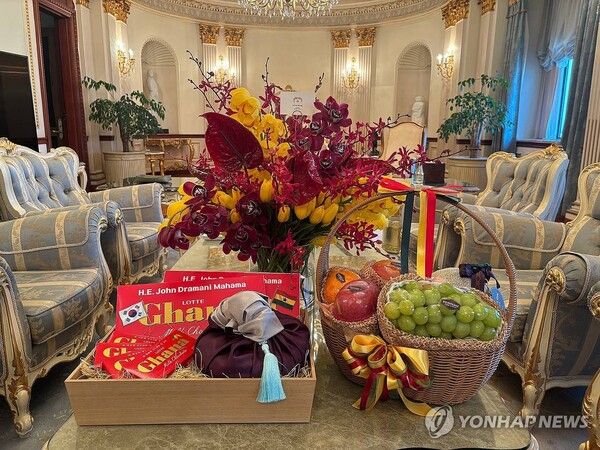 청와대가 마하마 가나 대통령 방한에 맞춰 숙소에 비치한 '가나 초콜릿'. 카카오 원두의 80% 이상을 가나산으로 사용한다. [사진=청와대 제공·연합뉴스]