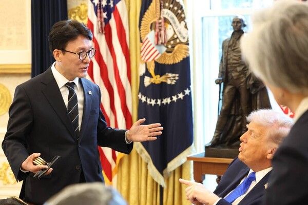 김민석&nbsp;국무총리가 13일(현지시간) 미국 워싱턴DC 백악관에서 도널드 트럼프 미국 대통령과 면담하고 있다. [사진=총리실 제공. 재판매 및 DB금지]