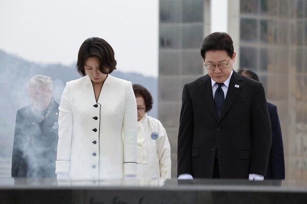 이재명&nbsp;대통령과 김혜경 여사가 15일 경남 창원시 마산회원구 국립 3·15 민주 묘지에서 분향 후 묵념하고 있다.[사진=연합뉴스]
