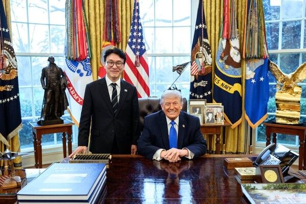 김민석&nbsp;국무총리가 13일(현지시간) 미국 워싱턴DC 백악관에서 도널드 트럼프 미국 대통령을 만나 포즈를 취하고 있다. [사진=총리실 제공. 재판매 및 DB금지]