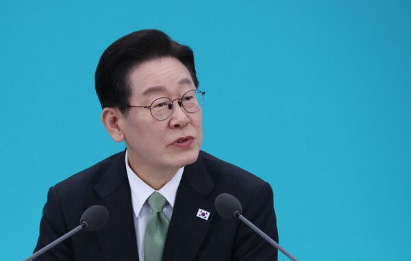 이재명&nbsp;대통령이 13일 충북 청주오스코에서 열린 '충북의 마음을 듣다' 타운홀미팅 간담회에서 발언하고 있다. [사진=연합뉴스]