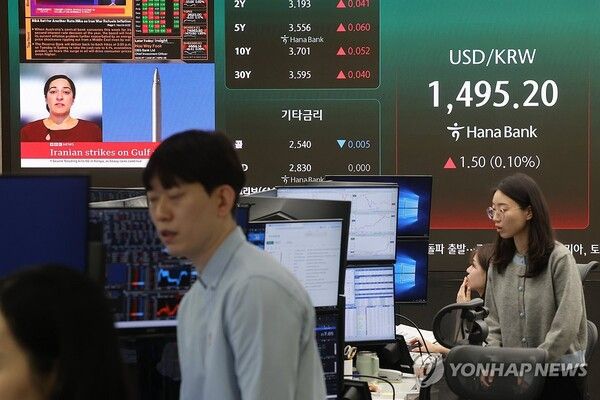 16일 서울 중구 하나은행 딜링룸에서 직원들이 업무를 보고 있다.&nbsp;이날 서울 외환시장에서 미국 달러화 대비 원화&nbsp;환율은 전 거래일 주간 거래 종가(오후 3시 30분 기준)보다 7.3원 오른 1,501.0원으로 출발했다. 사진=연합뉴스