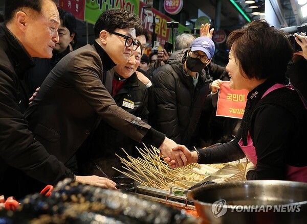 한동훈 전 국민의힘 대표가 7일 부산 북구 구포시장의 한 분식집을 찾아 상인들을 만나고 있다. 2026.3.7 [사진=연합뉴스]