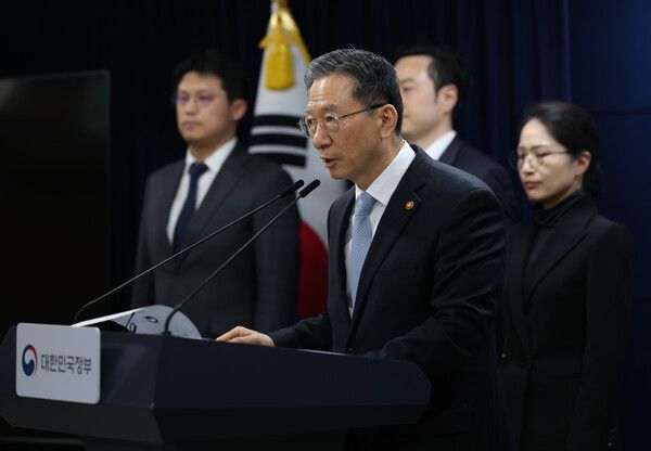 정성호 법무부 장관이 14일 정부서울청사에서 쉰들러 국제투자분쟁 승소 관련 브리핑을 하고 있다. 사진=연합뉴스