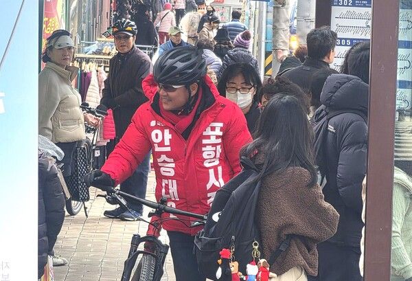 안승대 예비후보가 자전거를 활용한 현장 민생유세를 시작하며 본격적인 소통행보에 나섰다. / 사진=안승대 포항시장 예비후보 선거사무소