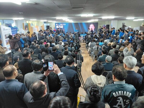 송기섭 충북도지사 예비후보가 지난 15일 개소식을 열고, '충북특별중심도'를 제시하며 이를 위한 5대 공약을 설명했다. [사진=송기섭 예비후보측]