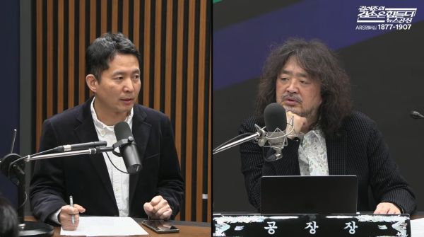 지난 10일 방송된 김어준 씨의 유튜브 방송 화면. 왼쪽은 공소취소 거래설 의혹을 제기한 장인수 전 기자. [사진=김어준의 겸손은 힘들다 뉴스공장 방송화면 갈무리]