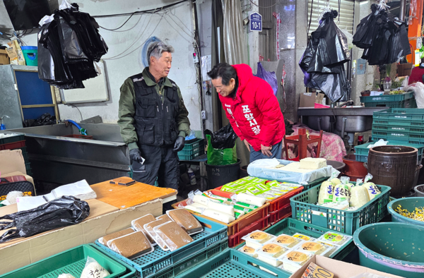 이칠구 국민의힘 포항시장 예비후보가 원도심의 고질적인 주차난과 노후화 문제 해결을 추진하겠다고 밝혔다. / 사진=이칠구 포항시장 예비후보 선거사무소