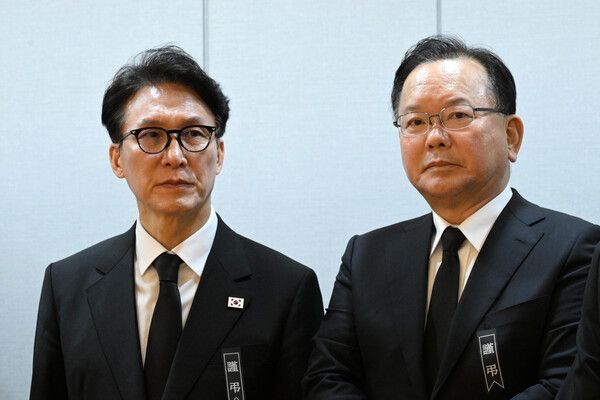 &nbsp;1월 27일 서울 종로구 서울대학교병원 장례식장에 마련된 이해찬 전 국무총리의 빈소에서 김민석 국무총리(왼쪽)와&nbsp;김부겸&nbsp;전 국무총리가 조문객을 맞이하고 있다. [사진=연합뉴스]