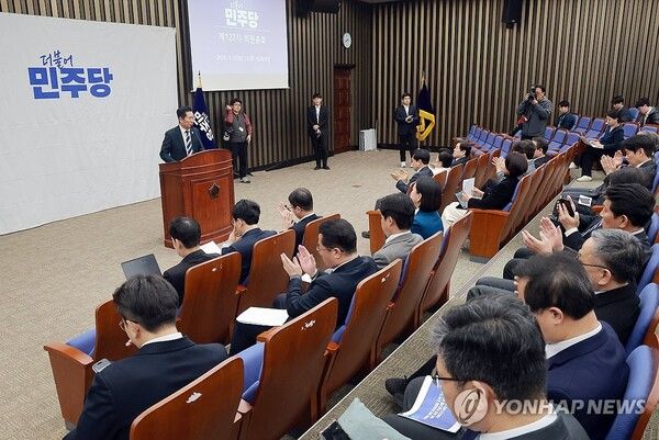 더불어민주당 정청래 대표가 17일 국회에서 열린 의원총회에 참석해 중수청·공소청법안 당정청 협의와 관련해 이재명 대통령의 검찰개혁 의지를 언급하자 민주당 의원들이 손뼉치고 있다. 2026.3.17 [사진=연합뉴스]
