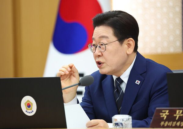 이재명&nbsp;대통령이 17일 정부세종청사에서 국무회의를 주재하고 있다. [사진=연합뉴스]