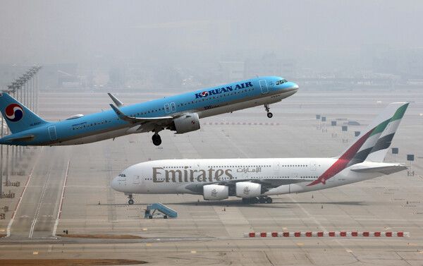 중동 사태발 항공유 폭등으로 4월 유류할증료가 한 달 만에 12단계나 수직 상승하며 역대 최대 폭으로 인상됐다. 사진은 인천공항 전망대에서 바라본 인천국제공항 활주로 모습. 사진=연합뉴스