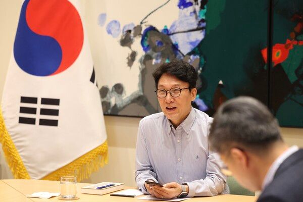 &nbsp;방미 중인&nbsp;김민석&nbsp;국무총리가 15일(현지시간) 미국 뉴욕 주유엔대표부에서 국무총리실 간부 전원이 원격으로 참석하는 영상 간부회의를 주재하고 있다. [사진=총리실 제공. 재판매 및 DB금지]