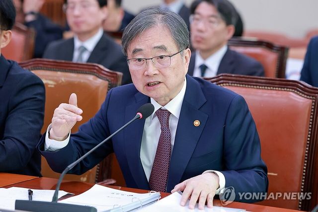 조현 외교부 장관이 트럼프 대통령의 '호르무즈 해협 호위 군함 파병 요구'와 관련 17일 국회 외통위에서 답변하고 있다. [사진=연합뉴스]