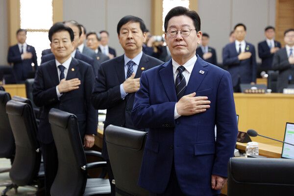 이재명&nbsp;대통령이 17일 정부세종청사에서 열린 국무회의에서 국민의례를 하고 있다. [사진=연합뉴스]