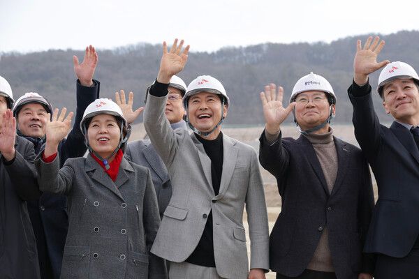 양향자 국민의힘 최고위원이 2026.01.09 용인 반도체 클러스터 현장에 방문해 당 지도부와 함께 현장을 돌아보고 있다.