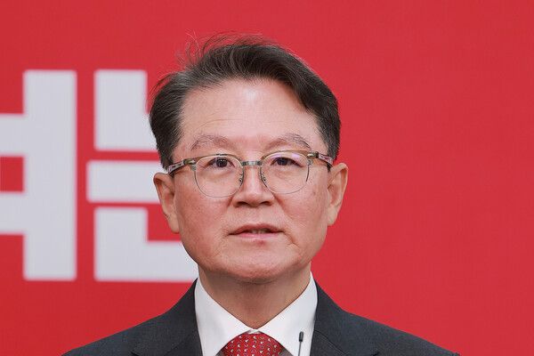 &nbsp;6·3 지방선거 충북도지사에 도전하는&nbsp;윤갑근&nbsp;변호사가 11일 서울 영등포구 여의도 국민의힘 중앙당사에서 열린 광역단체장 후보 면접을 마치고 취재진 질문에 답하고 있다. [사진=연합뉴스]