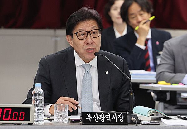 박형준 부산시장은 18일 라디오 인터뷰에서&nbsp;국민의힘 공천관리위원회가 현직인 자신을 '컷오프(공천 배제)' 할 가능성이 커지자 부산 지역 의원들을 중심으로 반발이 일며 경선으로 입장을 바꾼 것에 대해 