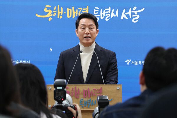 &nbsp;오세훈&nbsp;서울시장이 17일 서울시청 브리핑룸에서 기자회견을 열고 6·3 지방선거 공천 신청과 관련해 입장을 밝히고 있다. [사진=연합뉴스]