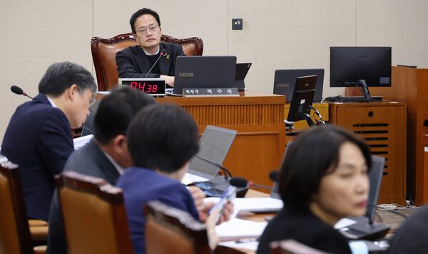 10일 국회 보건복지위원회 전체회의에서 열린 환자기본법안 관련 공청회에서&nbsp;박주민&nbsp;위원장이 회의를 진행하고 있다. [사진=연합뉴스]