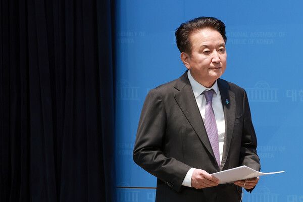 김영환&nbsp;충북도지사가 18일 국회 소통관에서 국민의힘 공천관리위원회가 본인을 공천 배제 결정한 것, 경찰이 금전 수수 혐의로 구속영장을 신청한 것과 관련해 기자회견을 하기 위해 대기하고 있다. [사진=연합뉴스]