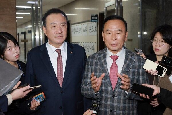 &nbsp;충북을 지역구로 둔 국민의힘&nbsp;박덕흠(오른쪽)·엄태영 의원이 18일 국회에서 충북도지사 공천과 관련해 장동혁 대표와 면담한 뒤 취재진 질문에 답하고 있다. [사진=연합뉴스]