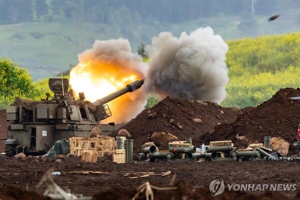 이스라엘 북부 접경지에서 레바논 남부 지역을 향해 포탄을 발사하는 이스라엘군&nbsp;[사진=AFP=연합뉴스]