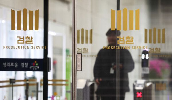 당·정·청(민주당·정부·청와대)이 공소청 검사의 수사 지휘 및 수사 개입 관련 조항 등을 삭제한 중수청·공소청 설치법 최종안을 조율해 오는 19일 국회 본회의에서 처리하겠다고 밝힌 가운데 18일 서울 서초동 대검찰청에서 직원들이 오가고 있다. [사진=연합뉴스]