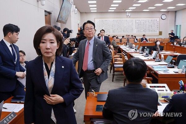 18일 국회에서 열린 법제사법위원회 전체회의에서 국민의힘 나경원 의원 등 법사위원들이 중대범죄수사청 설치법안 표결에 불참하기 위해 회의실에서 퇴장하고 있다. 2026.3.18 [사진=연합뉴스]