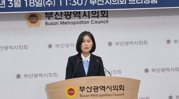 더불어민주당 우성빈 기장군수 출마예정자가 18일 부산시의회 브리핑룸에서 '특정 종교단체가 정당한 문제 제기에 대해 답변 대신&nbsp; 못된 '입.틀.막'을 규탄하는 기자회견을 하고 있다.[사진=정하룡 기자]