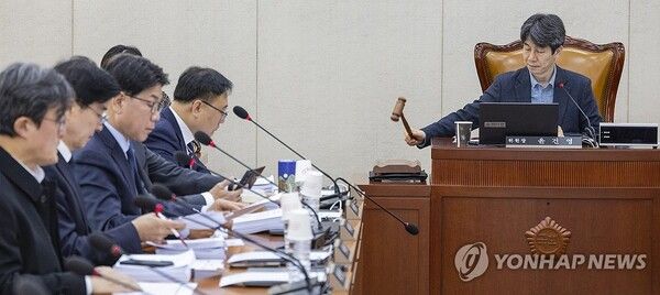 국회 행정안전위원회 법안심사제1소위원회 위원장인 더불어민주당 윤건영 의원이 17일 국회에서 법안소위에서 중대범죄수사청 법안을 상정하고 있다. 2026.3.17 [사진=연합뉴스]