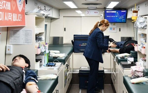 한미그룹 임직원이 상반기 사랑의 헌혈 캠페인에 참여하고 있다. 사진=한미그룹